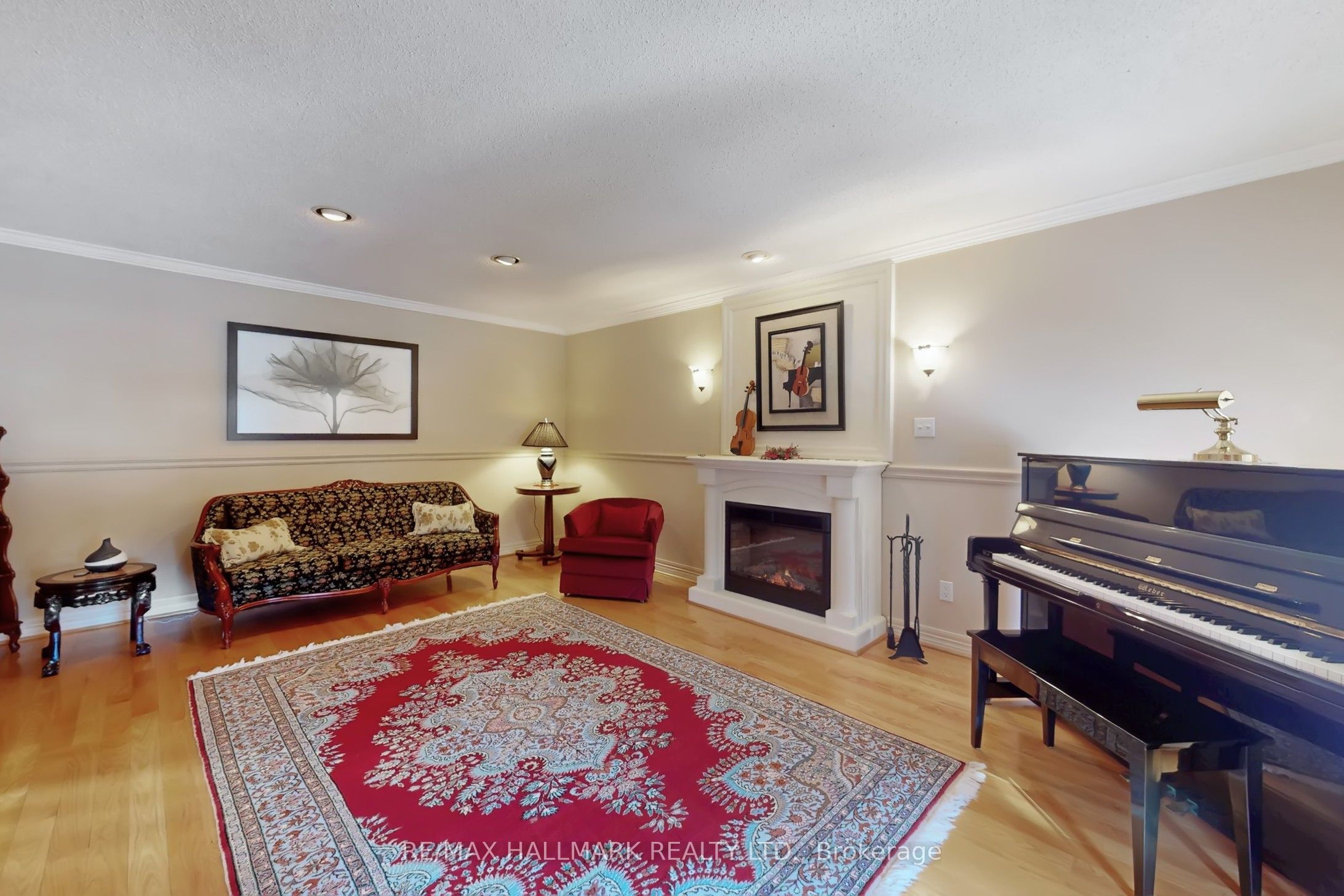 28 WHITE LODGE Crescent