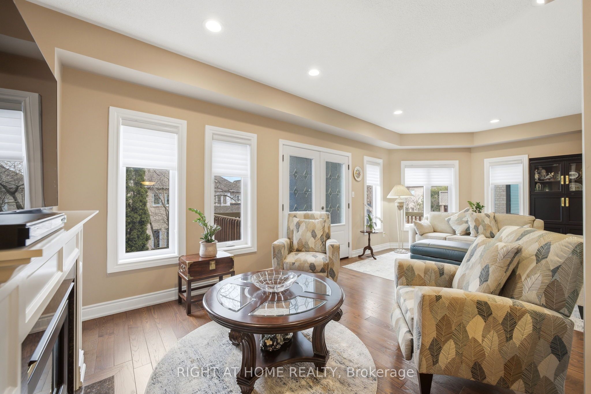 2121 Pinevalley Crescent