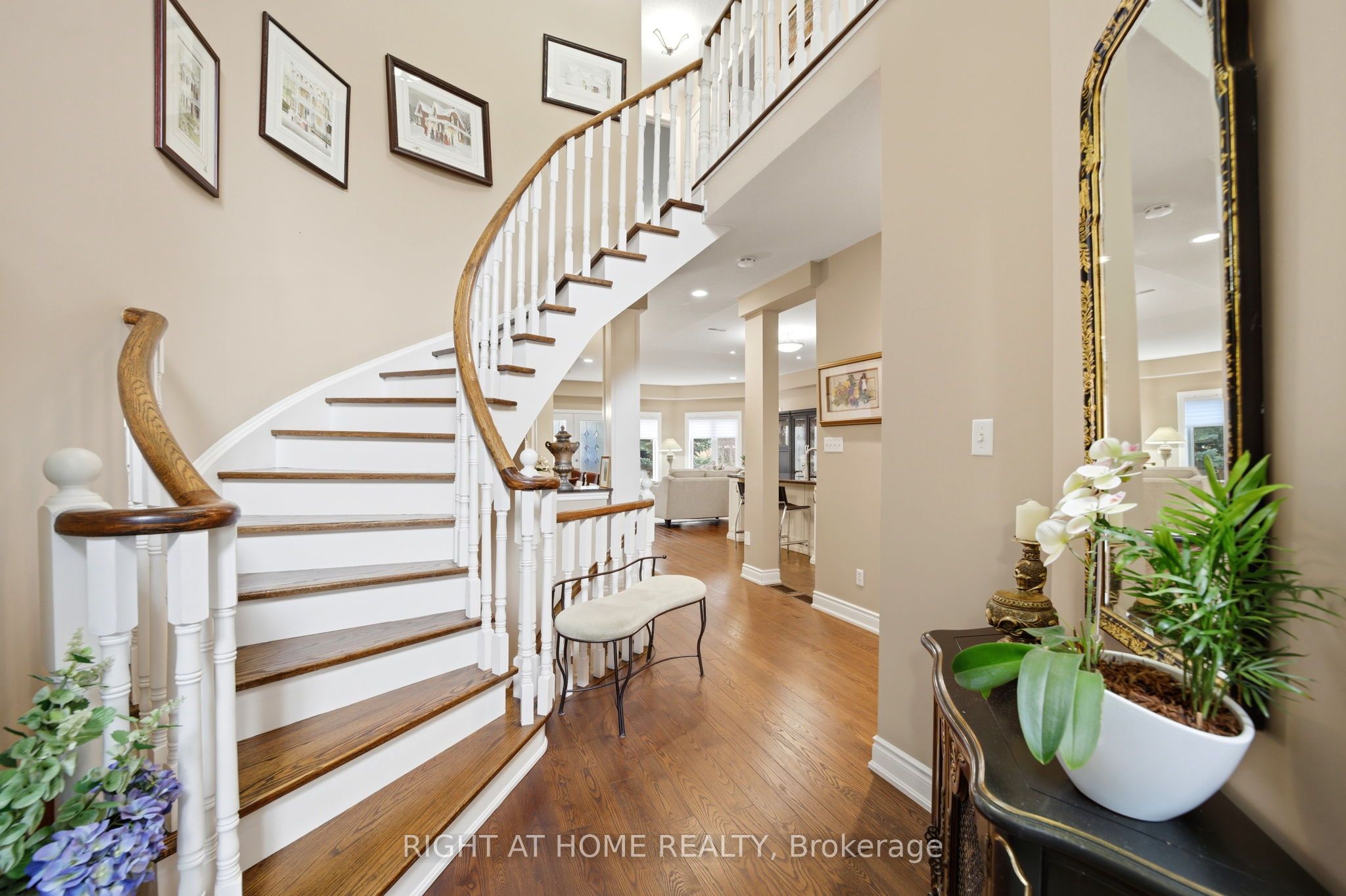 2121 Pinevalley Crescent