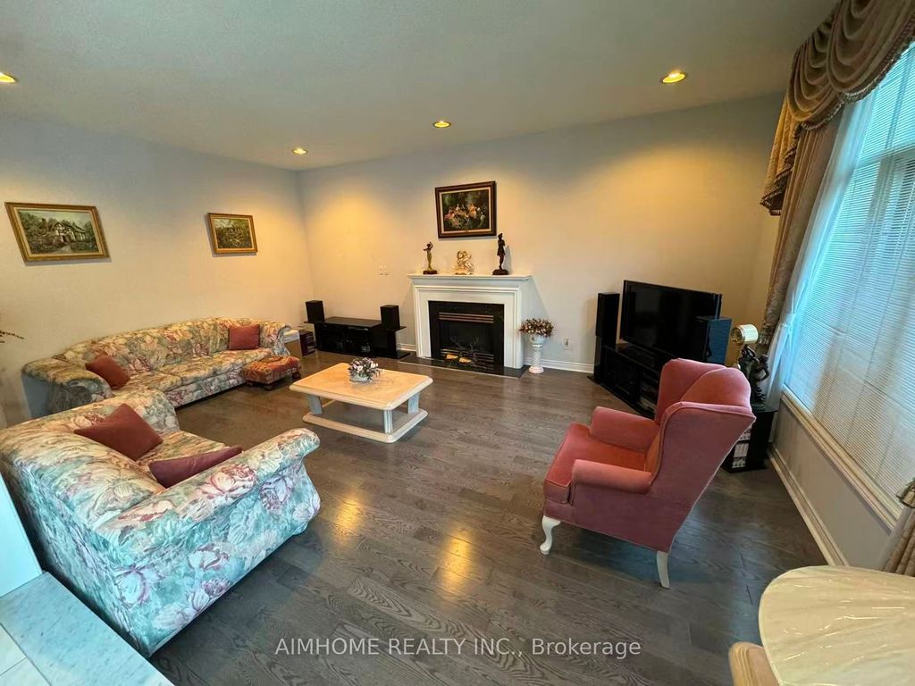 Photo of 92 Springbrook Drive, Richmond Hill, ON L4B 3P9 (MLS # N12626570)