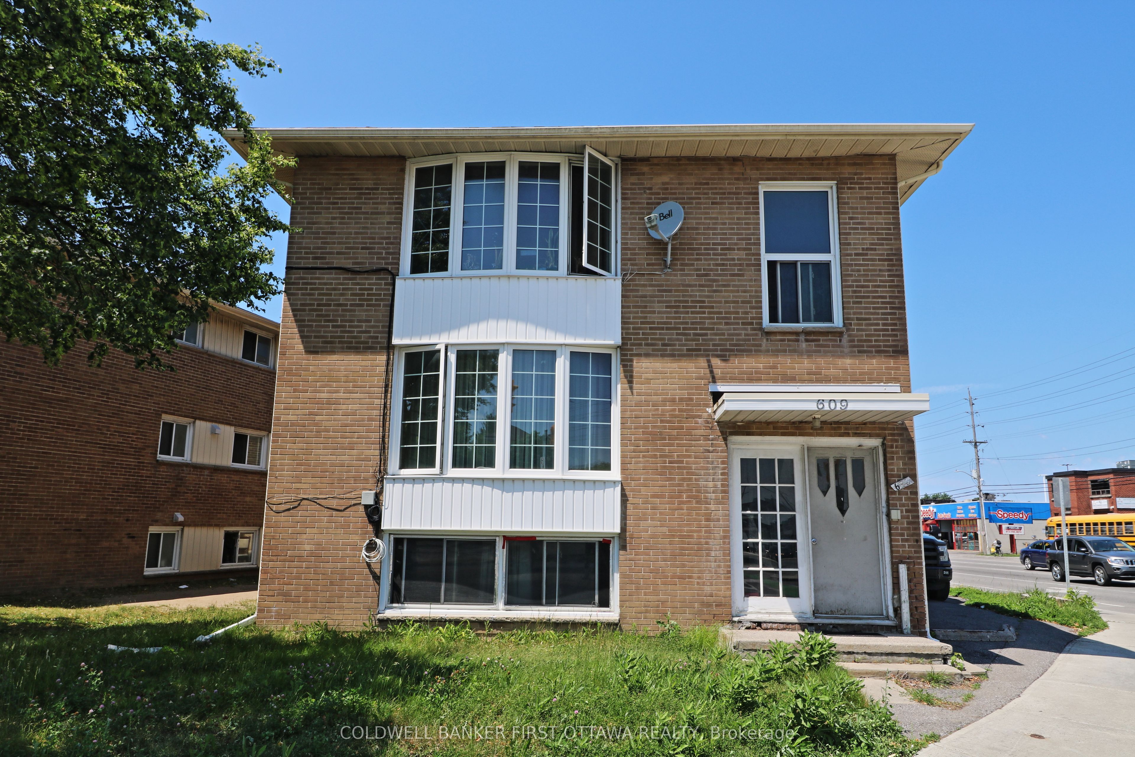 Photo 1 of 8 — 609 Donald Street, Overbrook - Castleheights and Area, ON K1K 1L3