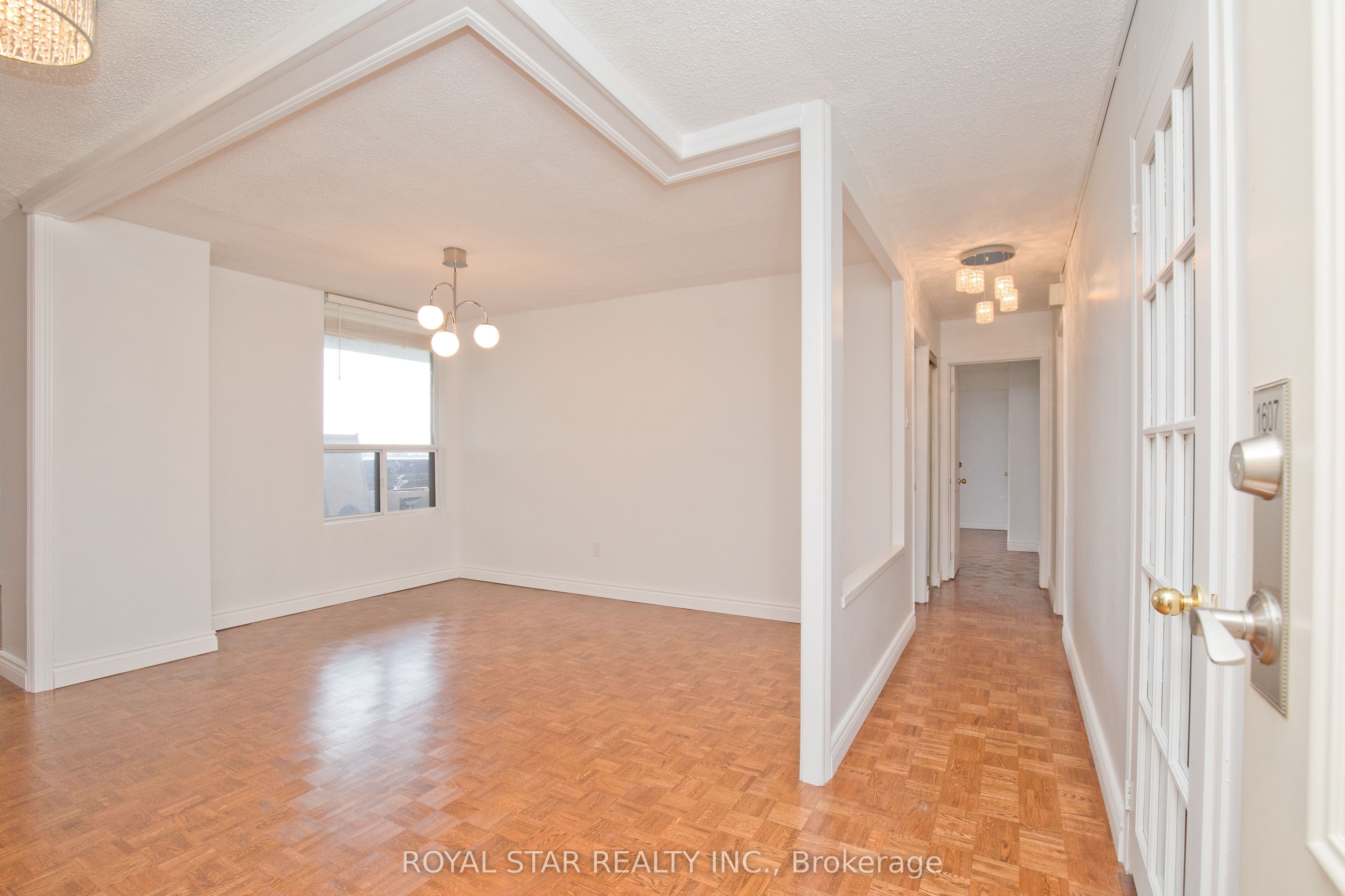 1535 Lakeshore Road E 1607