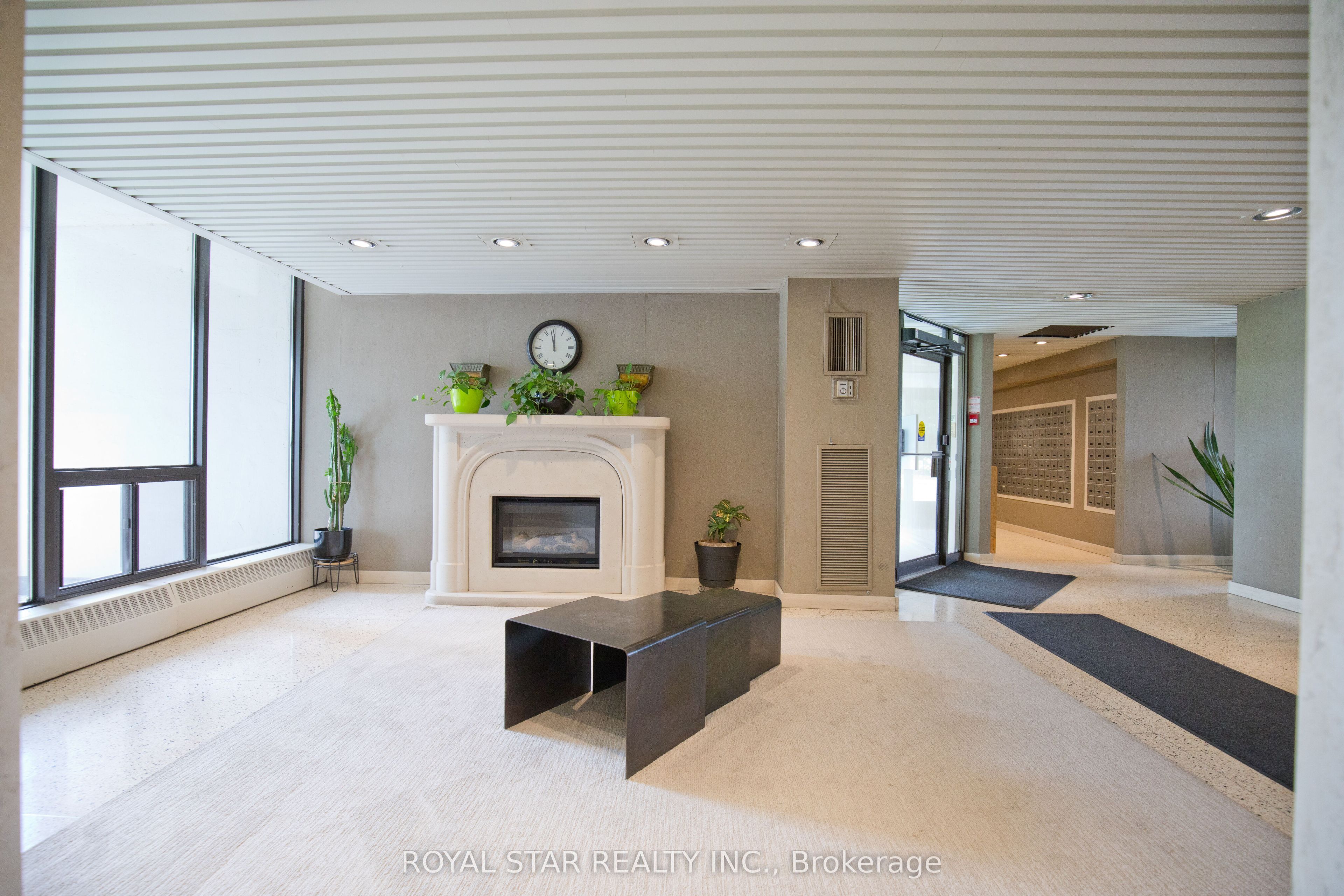 1535 Lakeshore Road E 1607