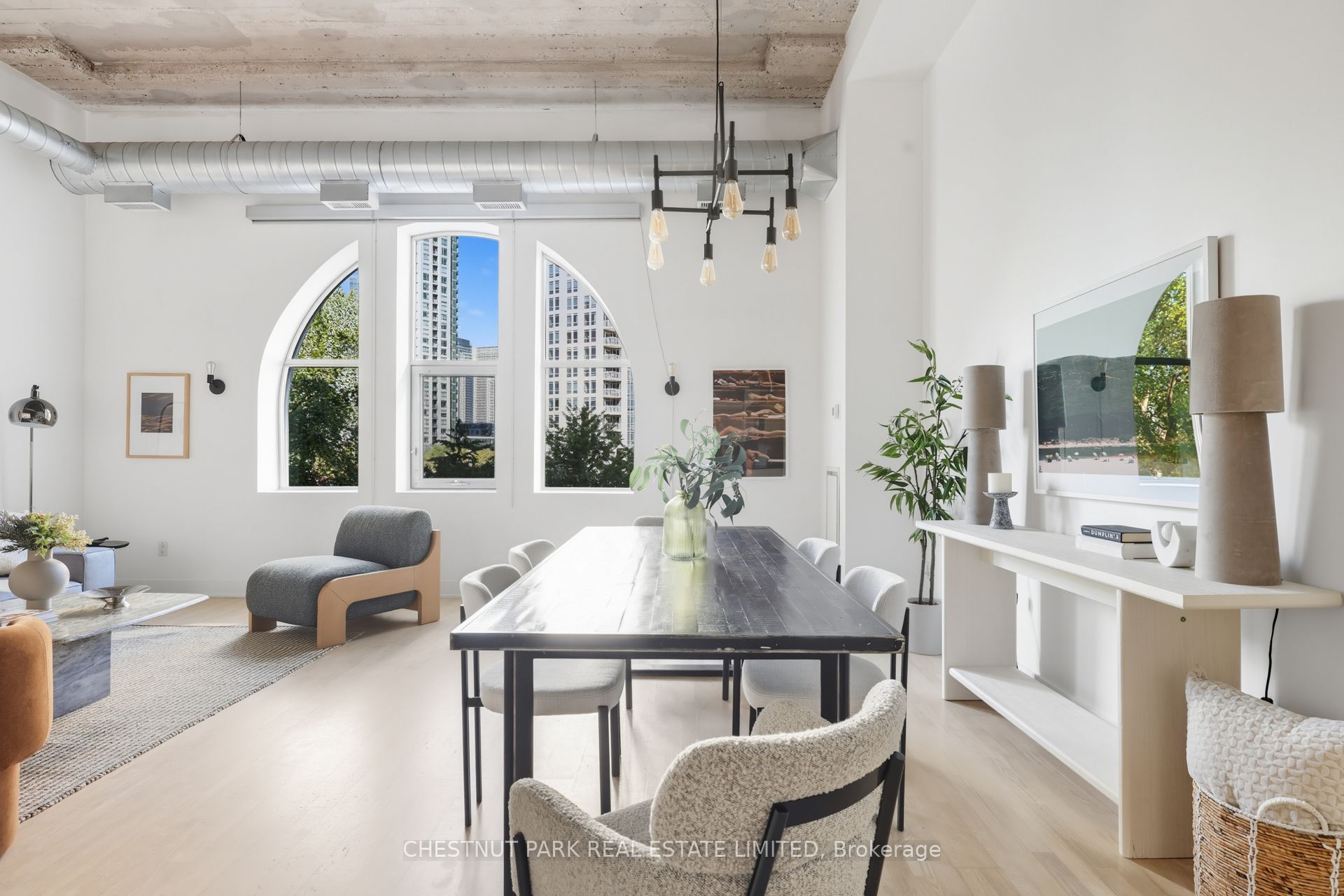 637 Lakeshore Boulevard W 215