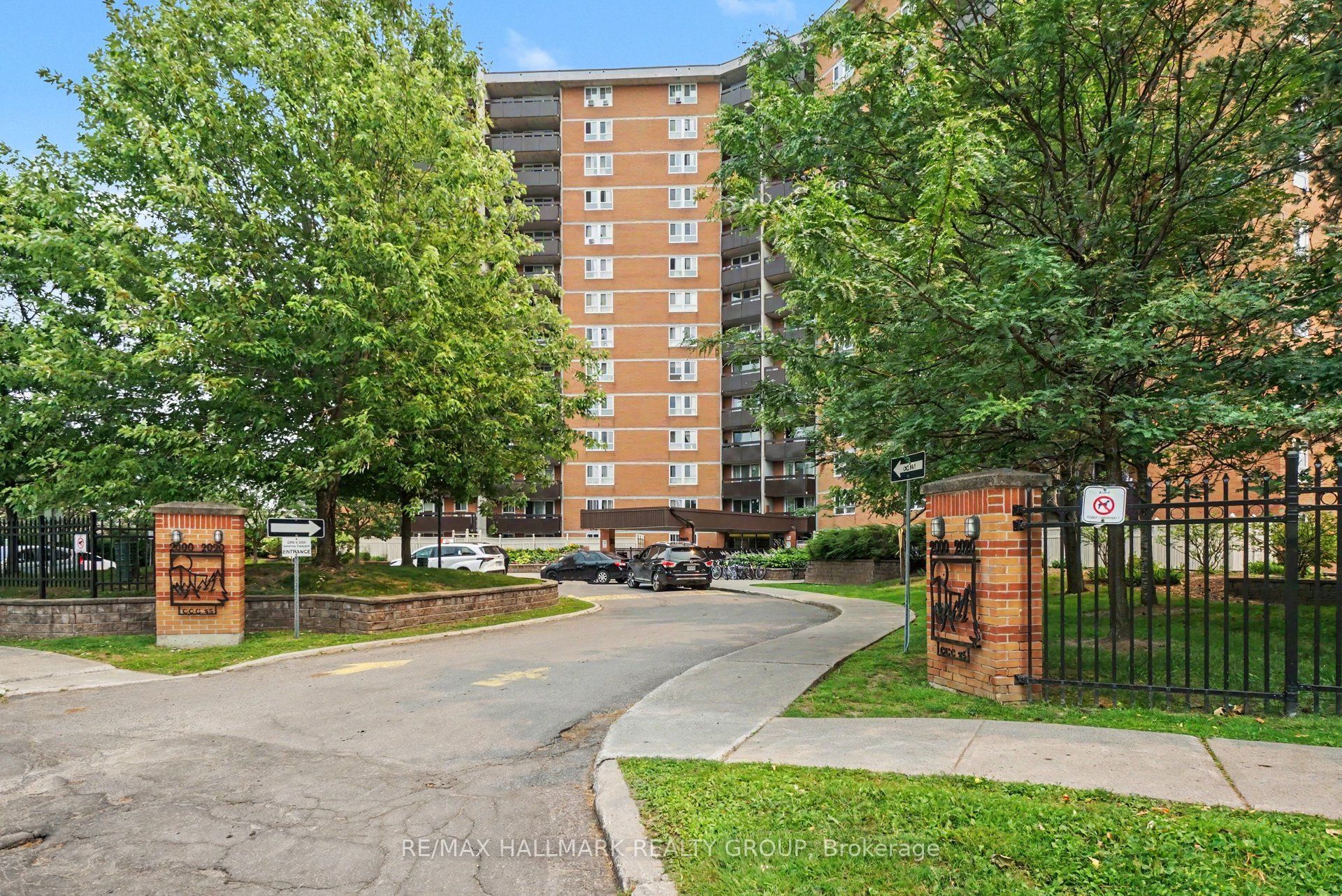 Photo 1 of 38 — 2000 Jasmine Crescent 1417, Beacon Hill North - South and Area, ON K1J 8K4