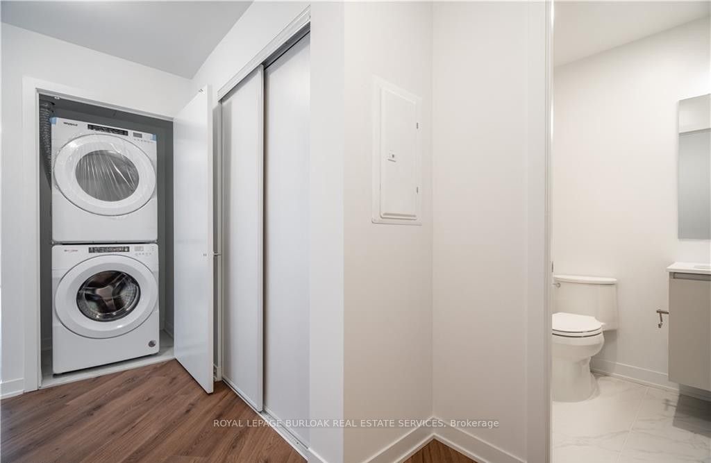 395 Dundas Street W 801