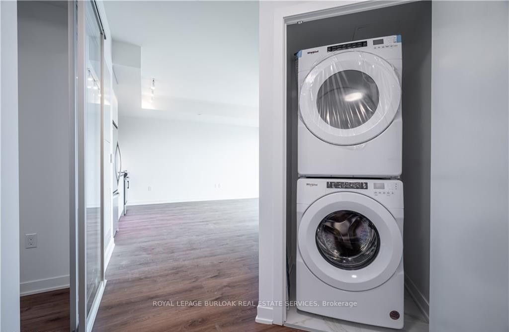 395 Dundas Street W 801