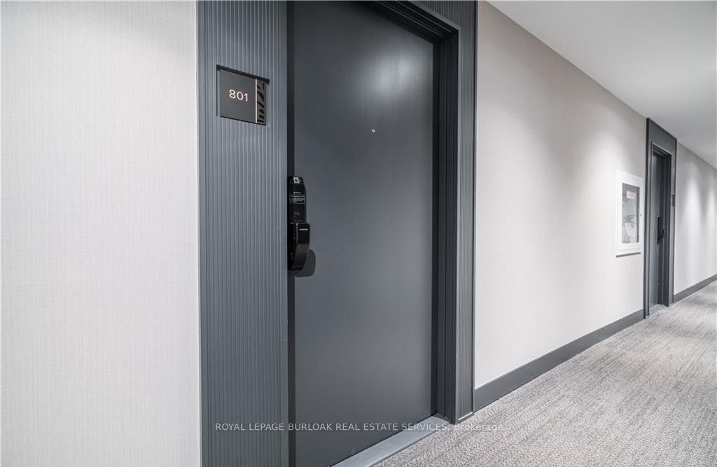 395 Dundas Street W 801