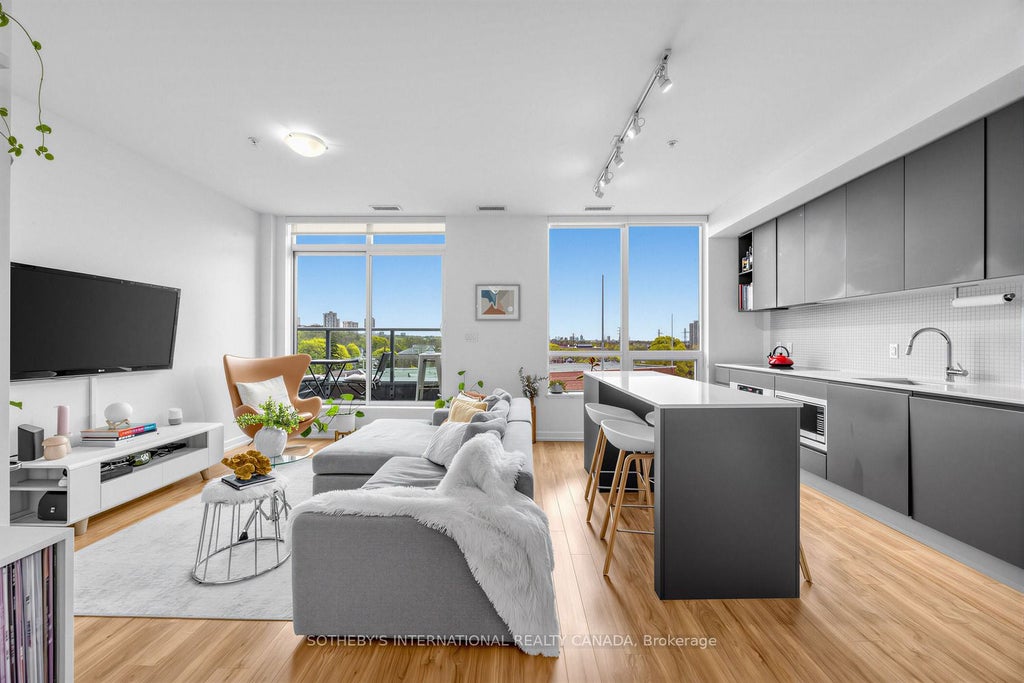 Photo of 377 Madison Avenue #714, Toronto, ON M4V 2W7 (MLS # C13592270)