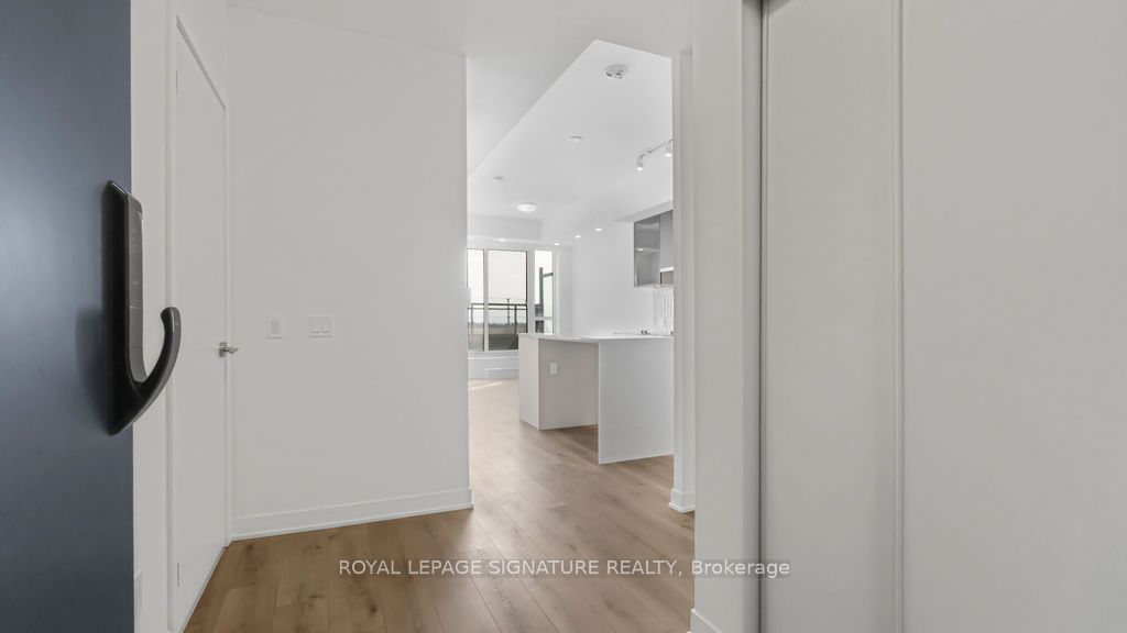 405 Dundas Street W 330