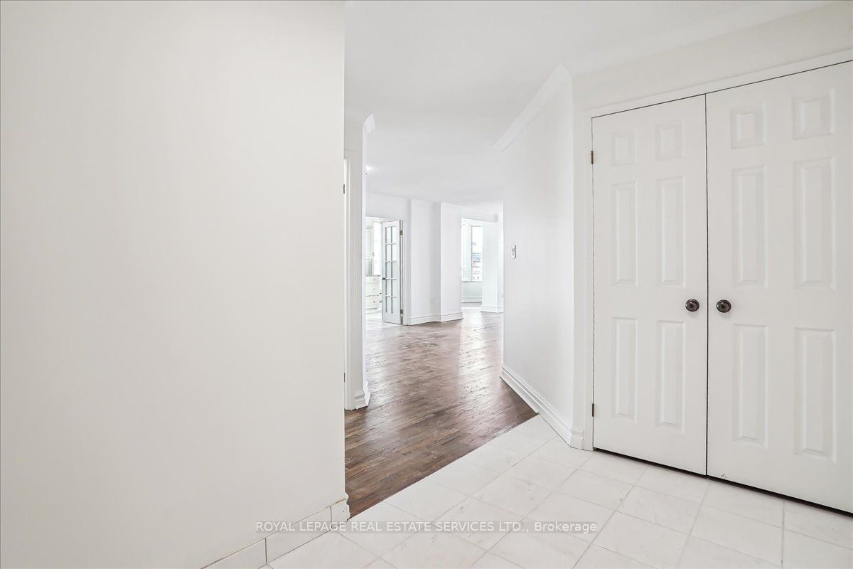 221 Robinson Street 215