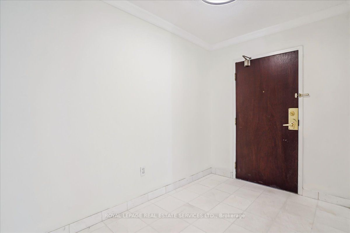 221 Robinson Street 215