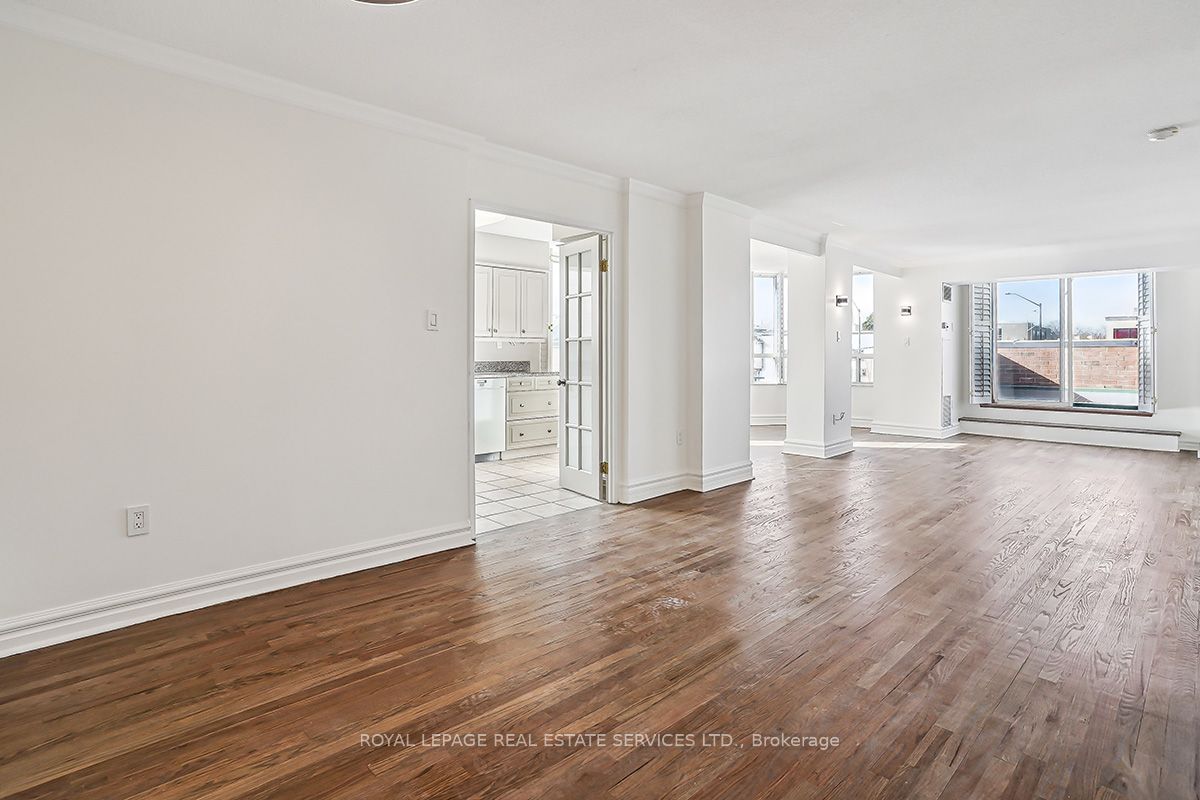 221 Robinson Street 215