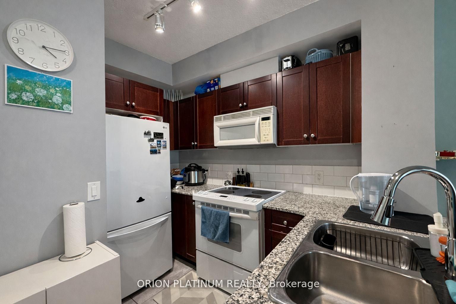 1359 Rathburn Road E 1408