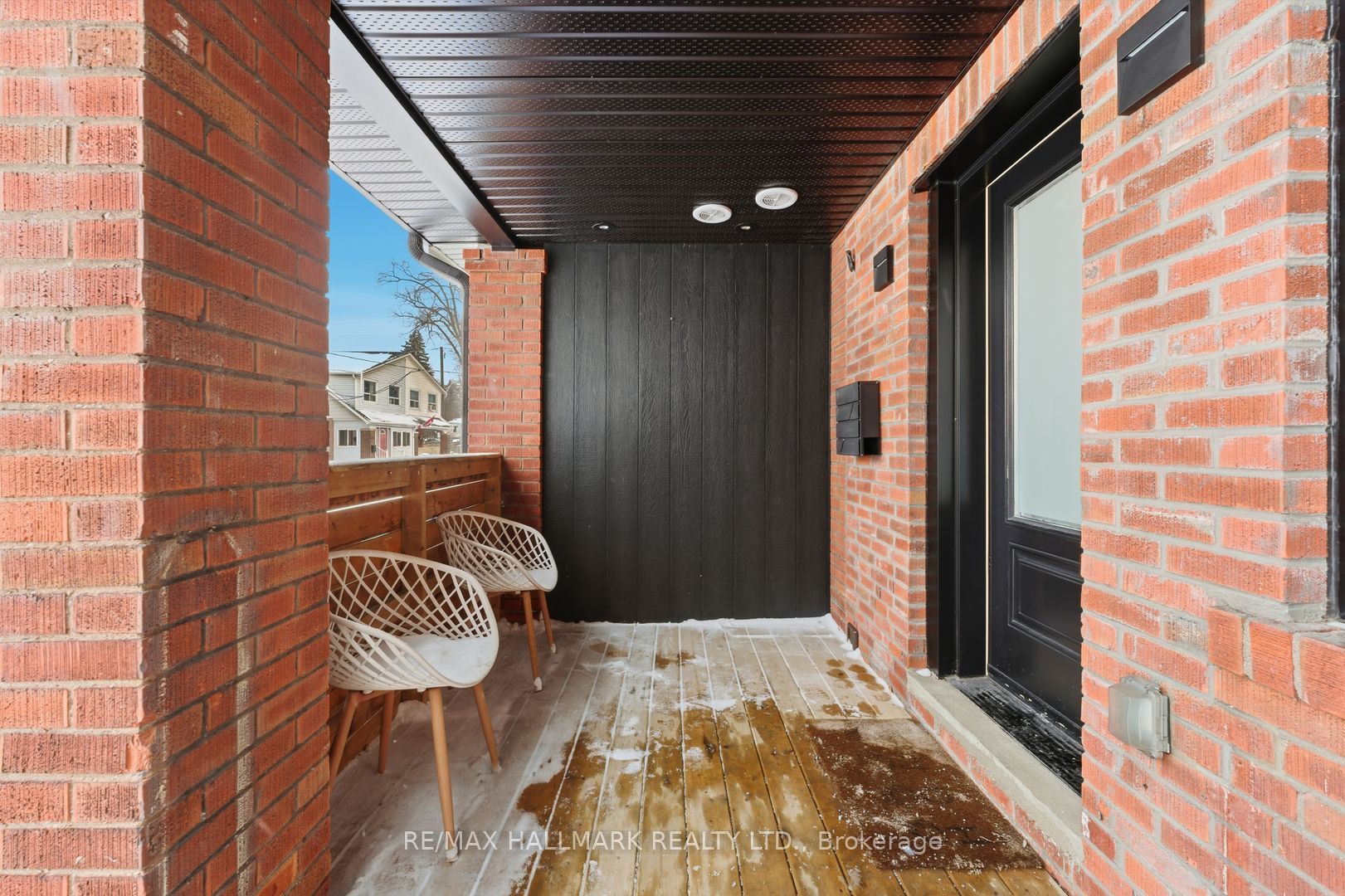 1709 Dundas Street E