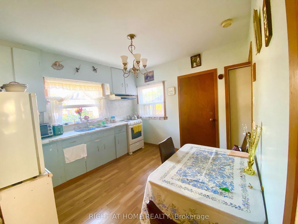 Photo of 33 Waniska Avenue, Toronto, ON M8Y 1R1 (MLS # W12452103)