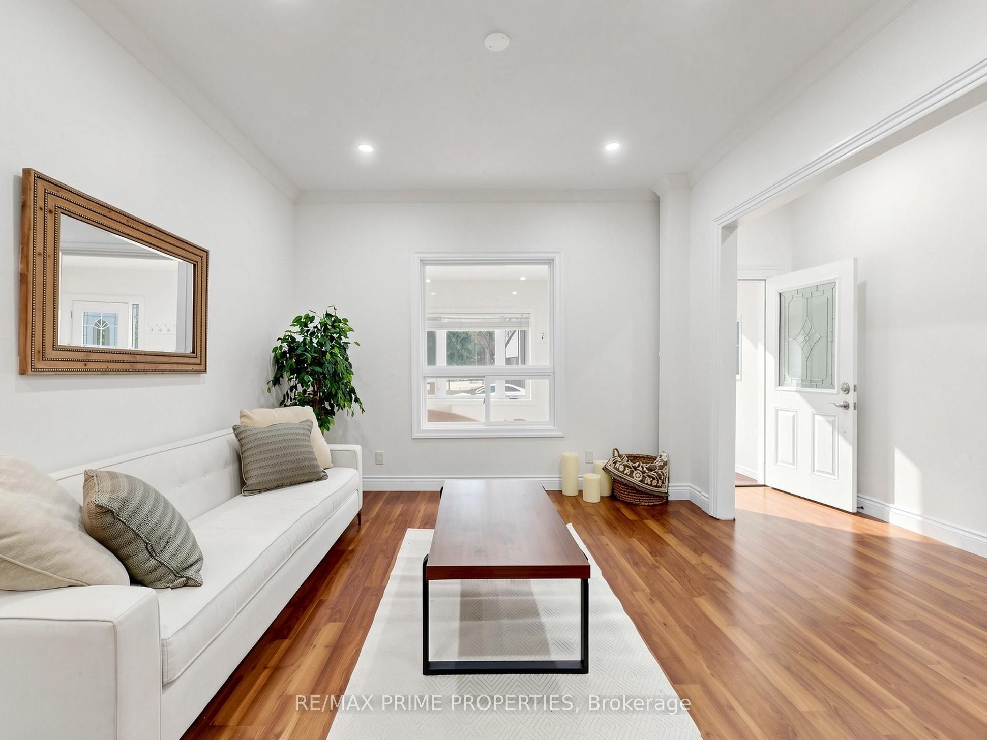 18 Dentonia Park Avenue S