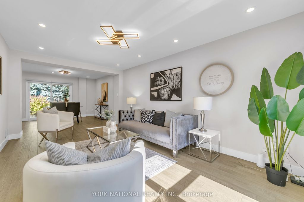 Photo of 195 John Bowser Crescent, Newmarket, ON L3Y 7N6 (MLS # N13087950)