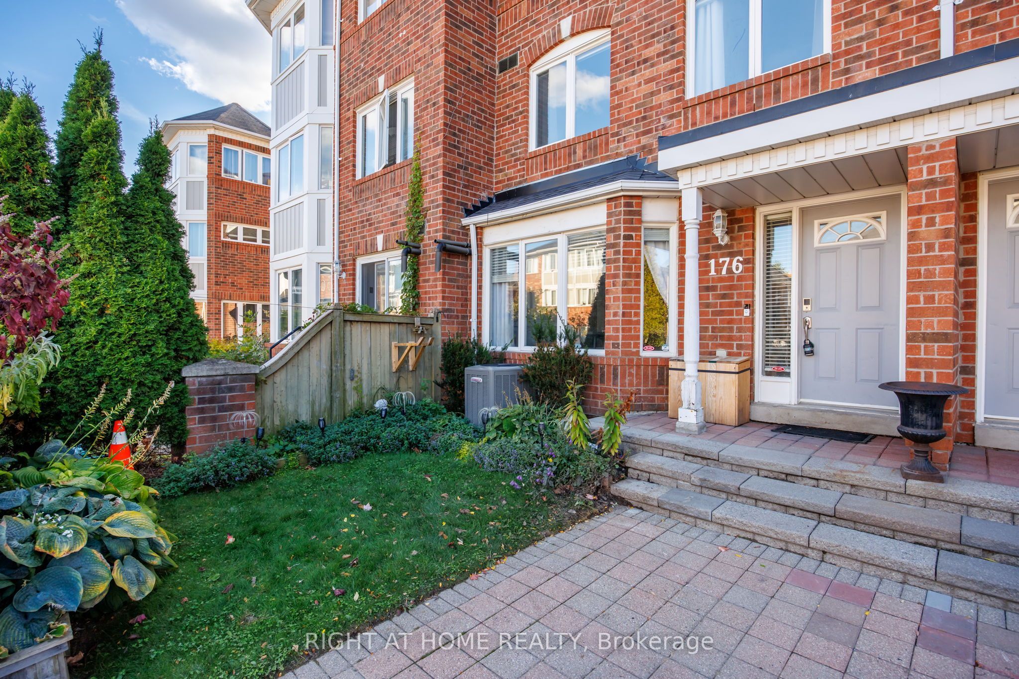 18 Clark Avenue W 176