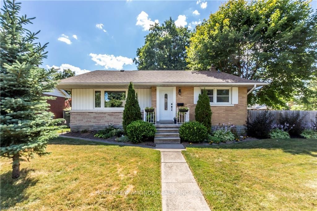 Photo of 107 ELLIS Crescent, Waterloo, ON N2J 2C1 (MLS # X12767420)