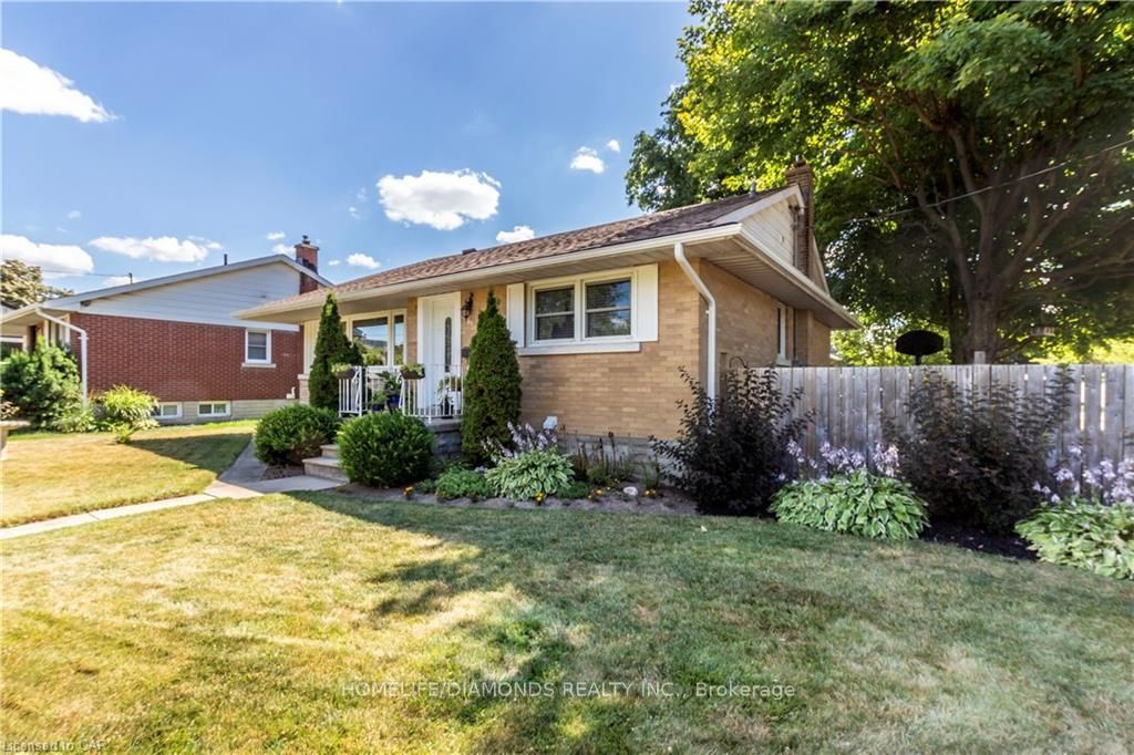 Photo of 107 ELLIS Crescent, Waterloo, ON N2J 2C1 (MLS # X12767420)