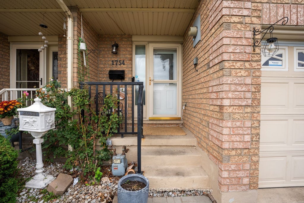 Photo of 1754 UPPER GAGE Avenue, Hamilton, ON L8W 3W3 (MLS # X14084078)