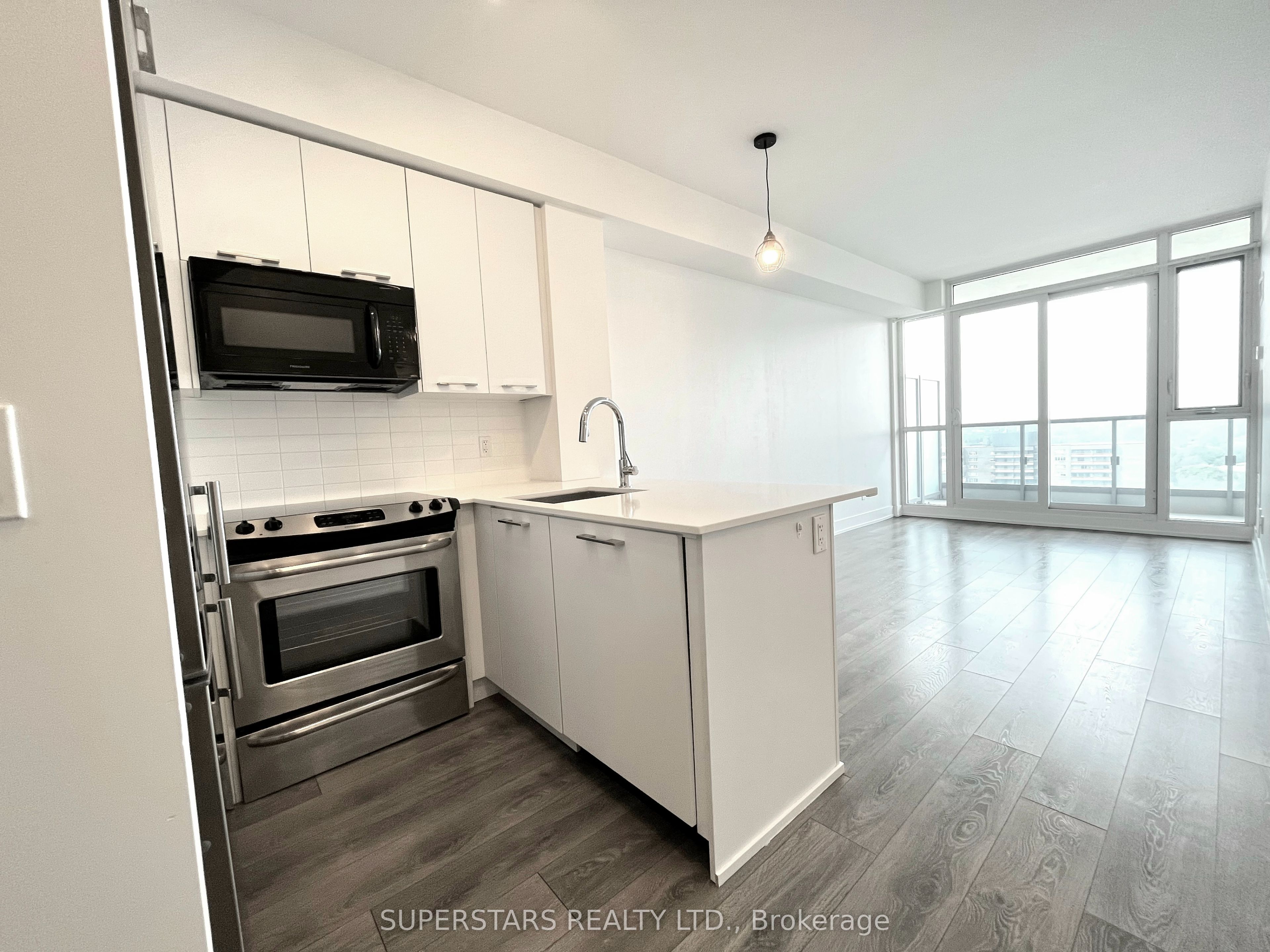 9471 Yonge Street 1608