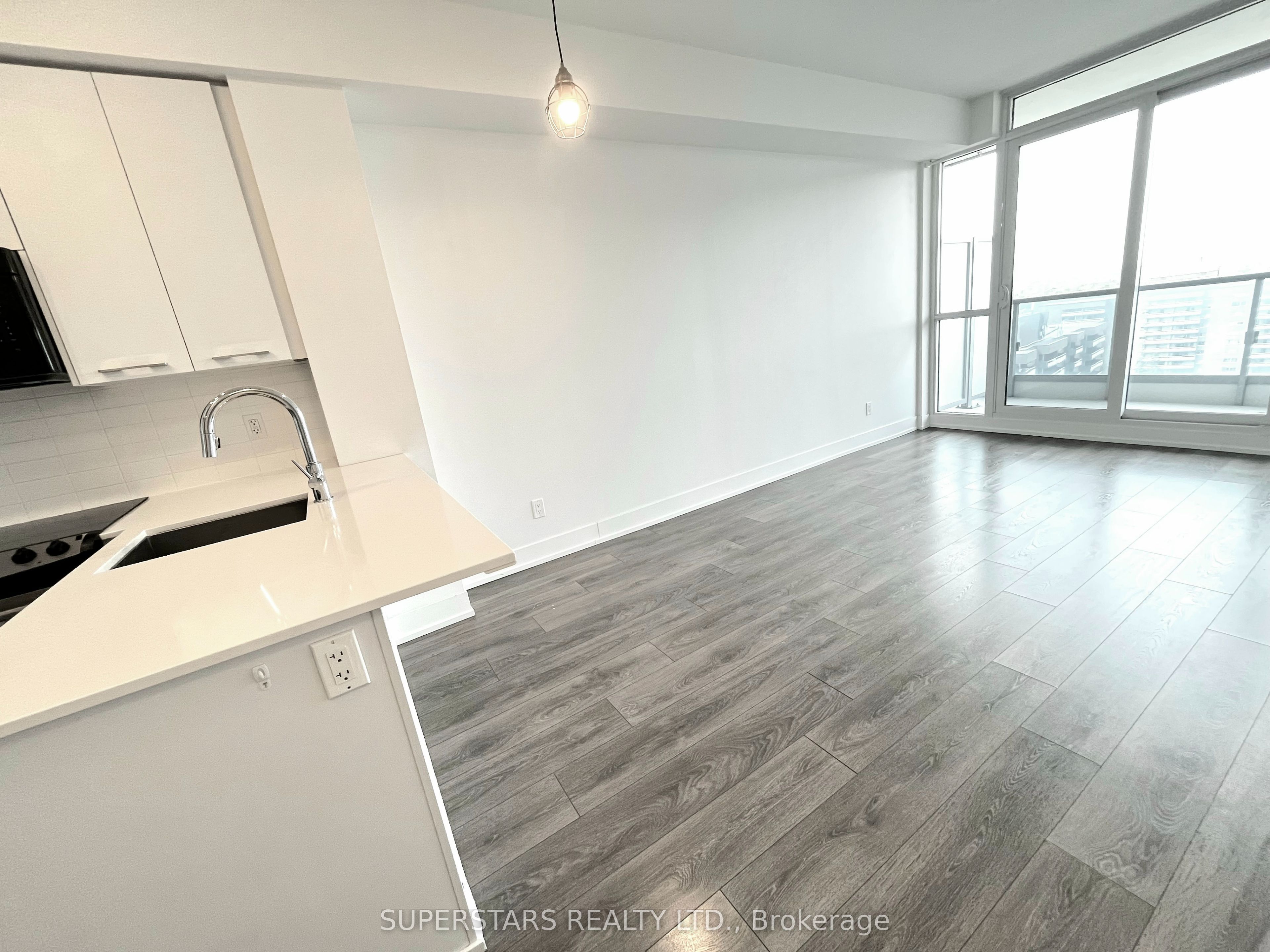 9471 Yonge Street 1608