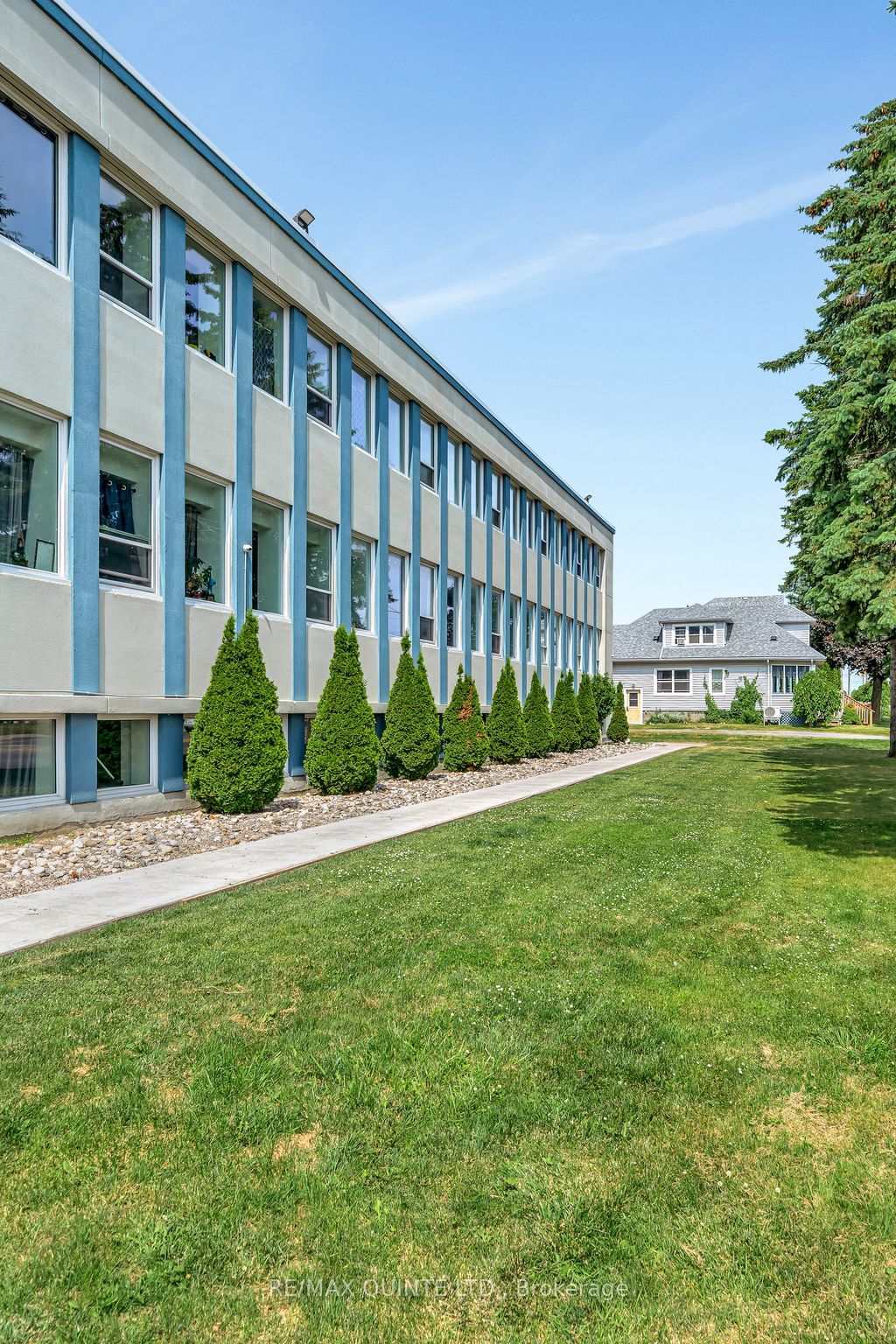 228 Dundas Street E