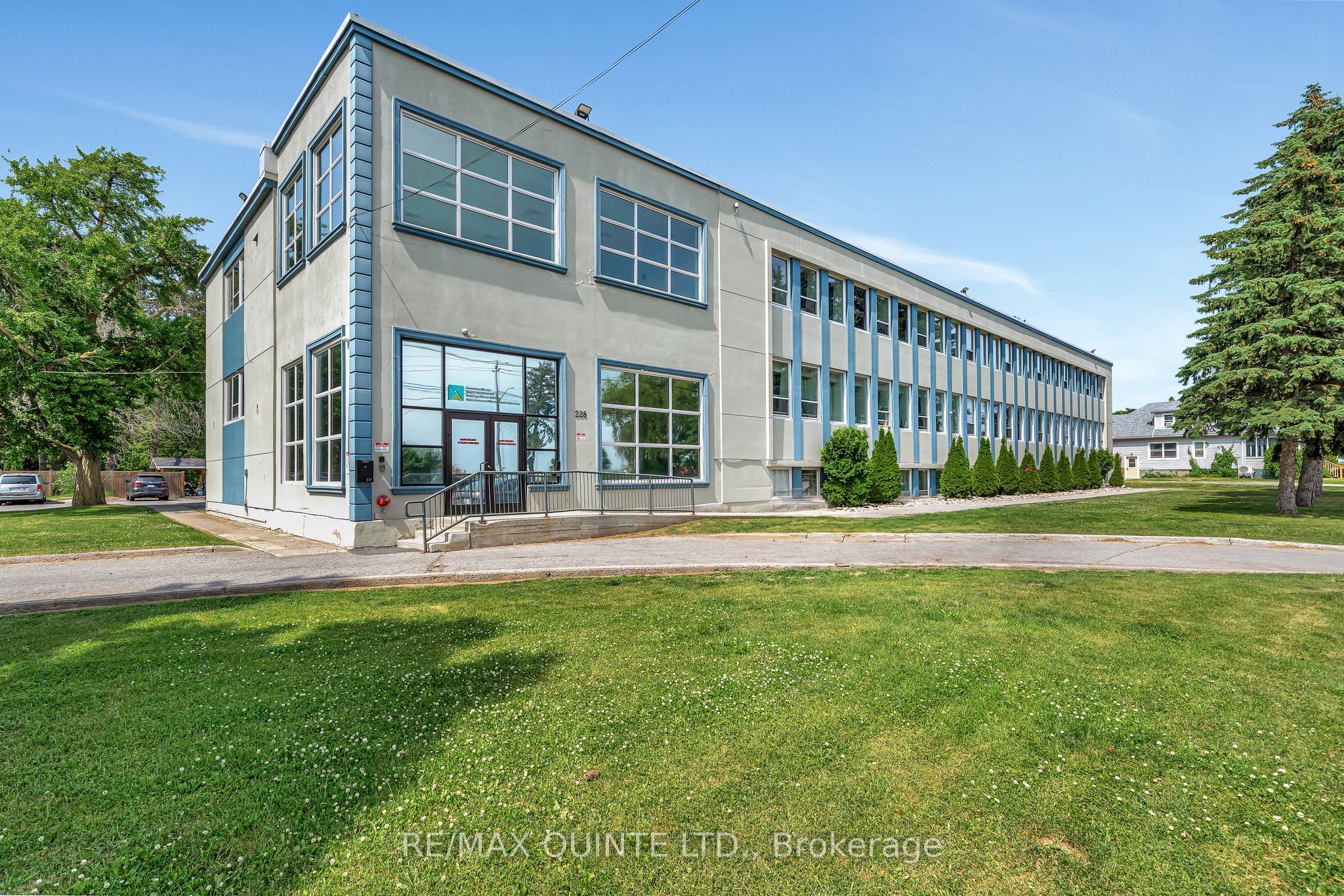 228 Dundas Street E