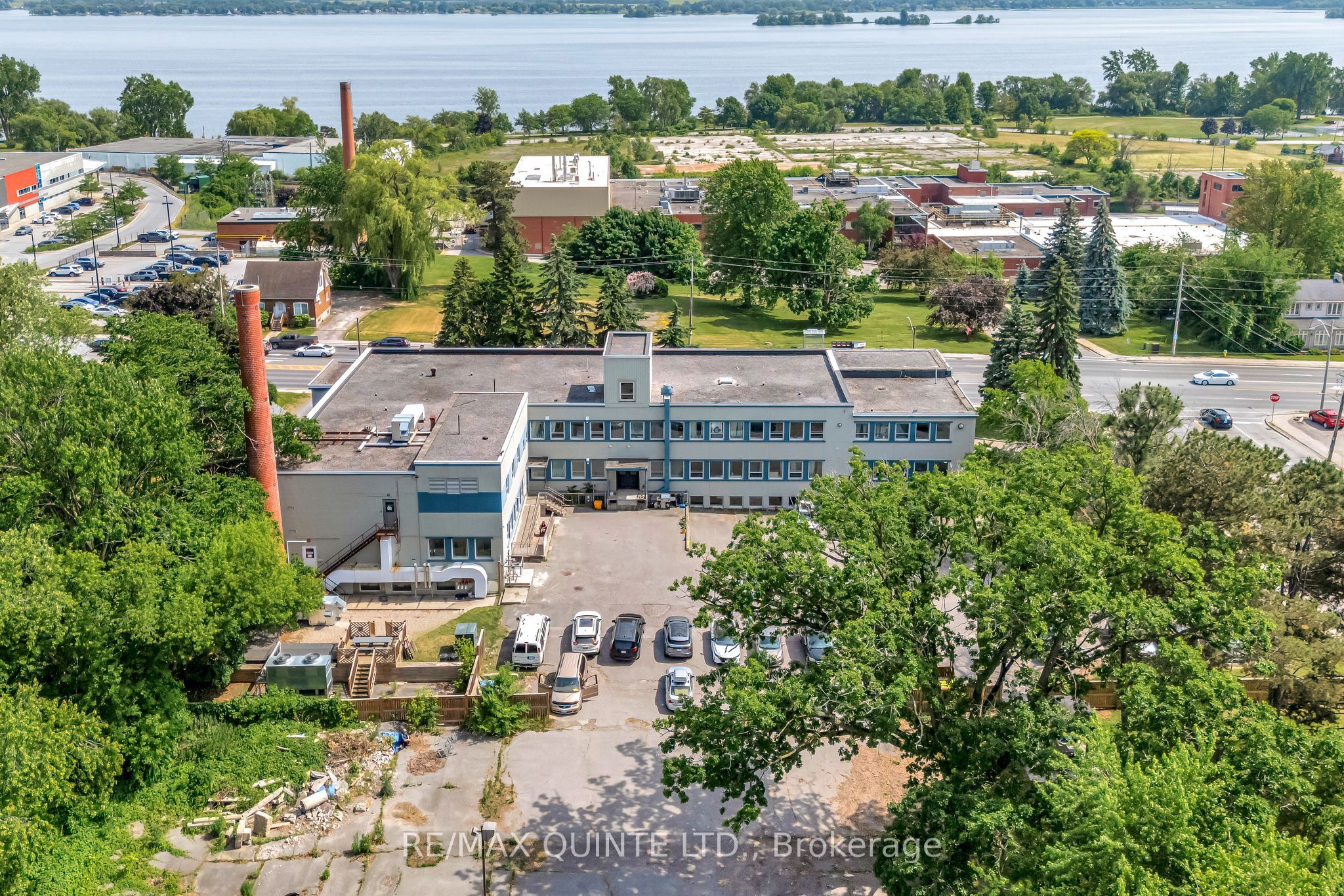 228 Dundas Street E