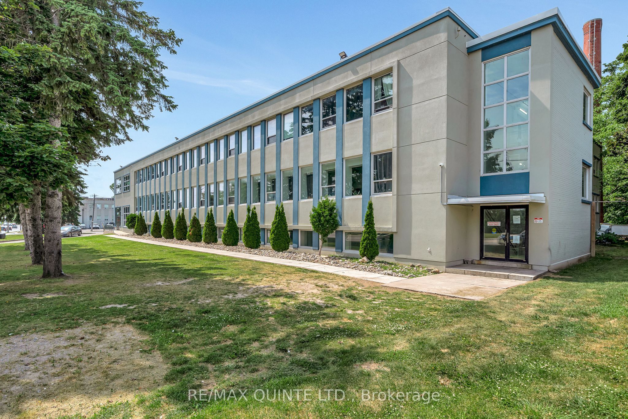 228 Dundas Street E