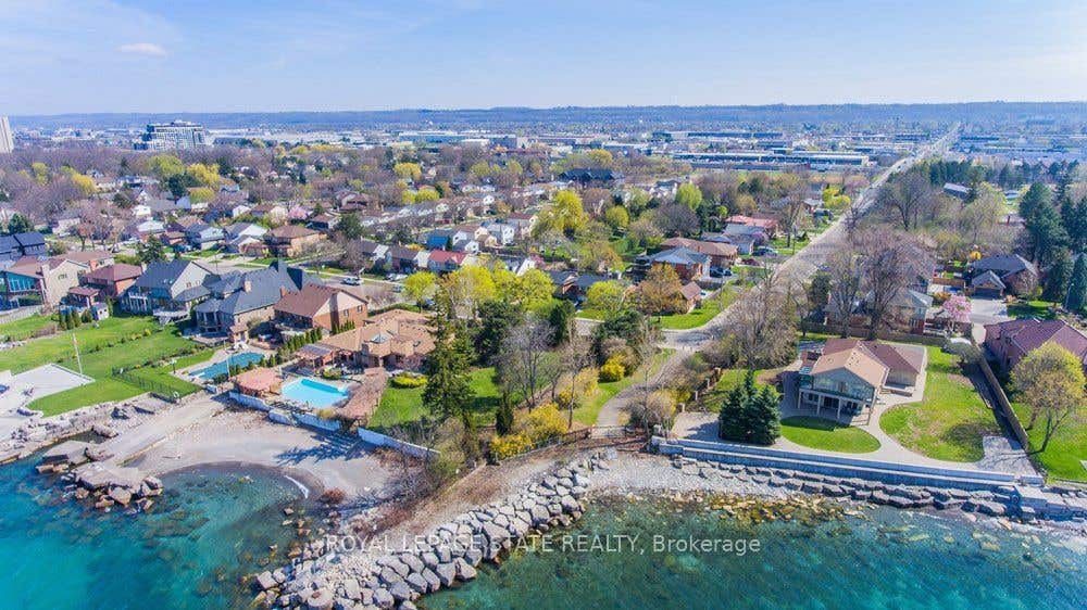 Photo of 7 Lakegate Drive, Hamilton, ON L8E 3T7 (MLS # X13433986)