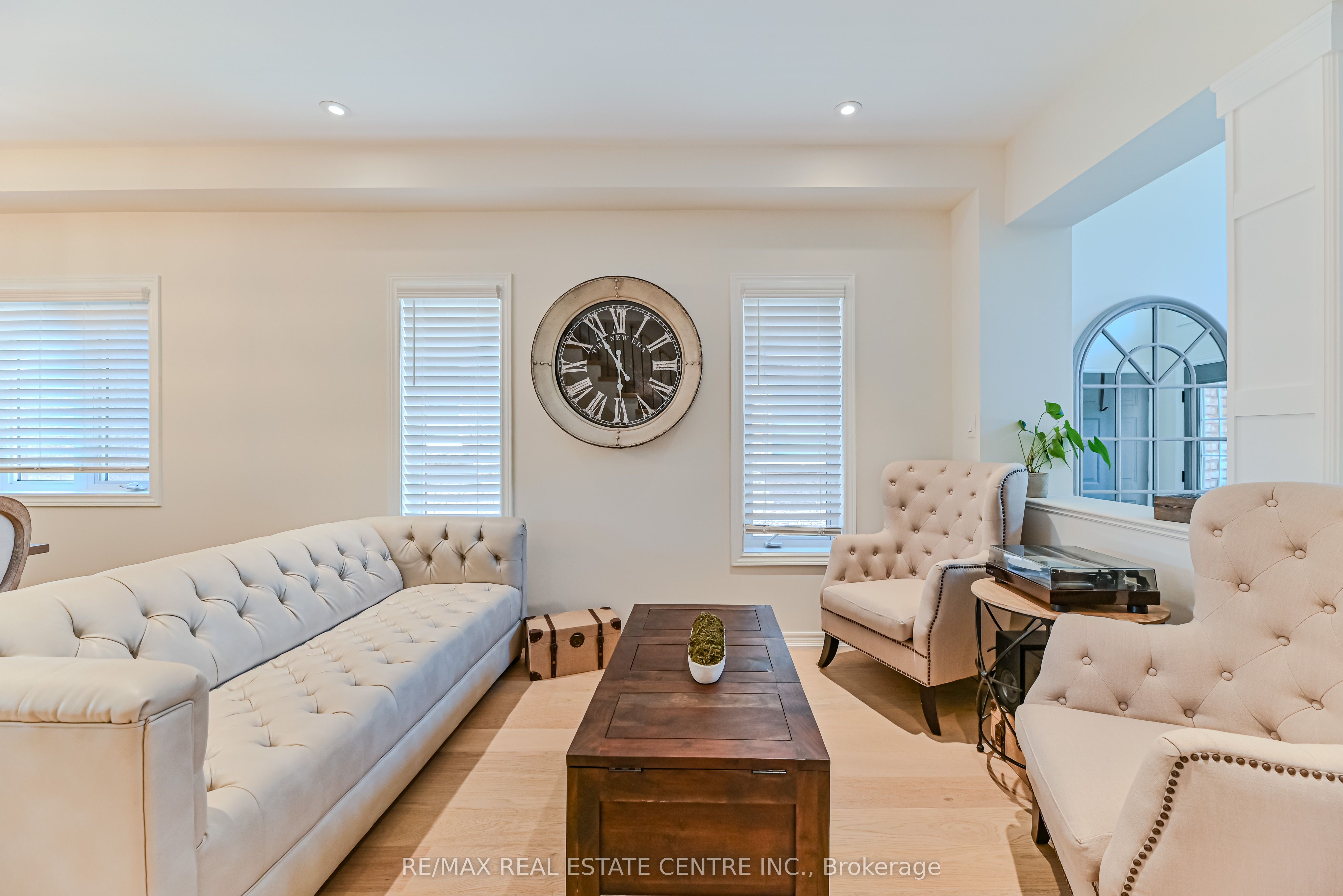 2498 Longridge Crescent