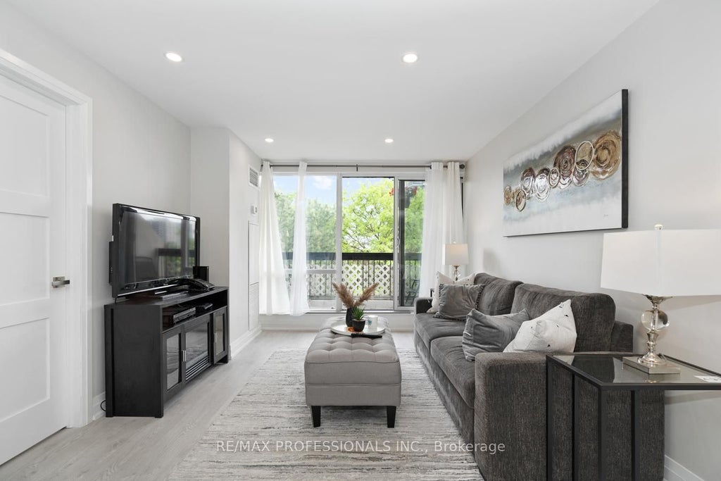 Photo of 2 Valhalla Inn Road #339, Toronto, ON M9B 6C3 (MLS # W13603408)