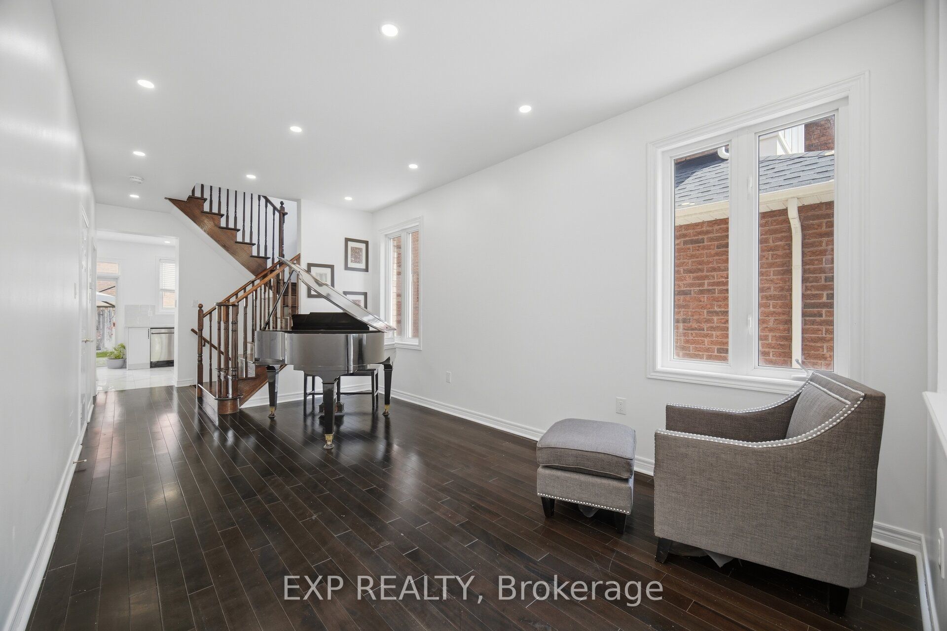 363 Holmes Crescent
