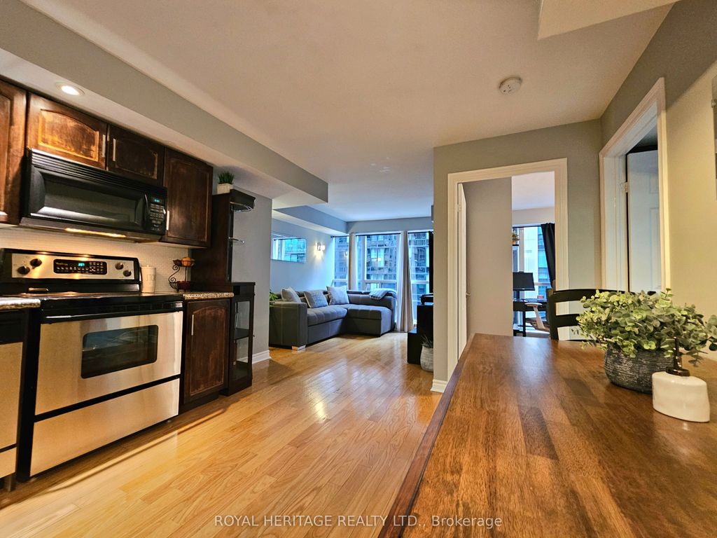 Photo of 270 Wellington Street W #807, Toronto, ON M5V 3P5 (MLS # C12599418)
