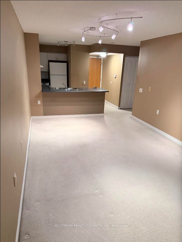 9017 Leslie Street 517