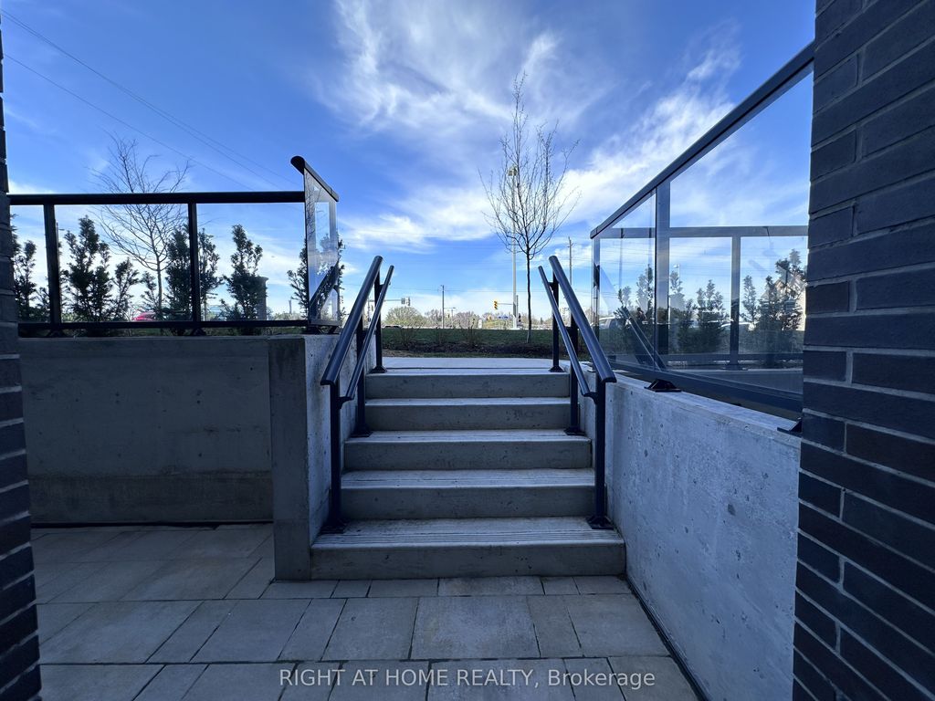 Photo of 185 Deerfield Road #015, Newmarket, ON L3Y 0G7 (MLS # N12653406)