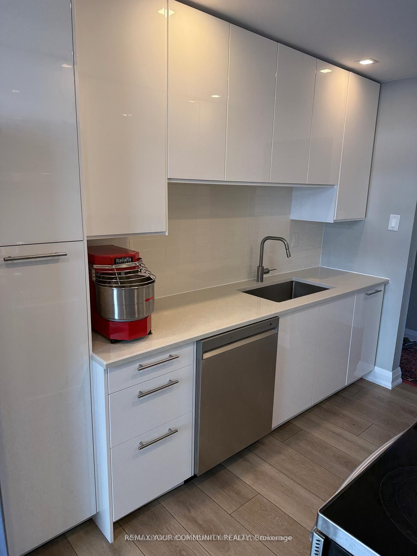 80 Quebec Avenue 811