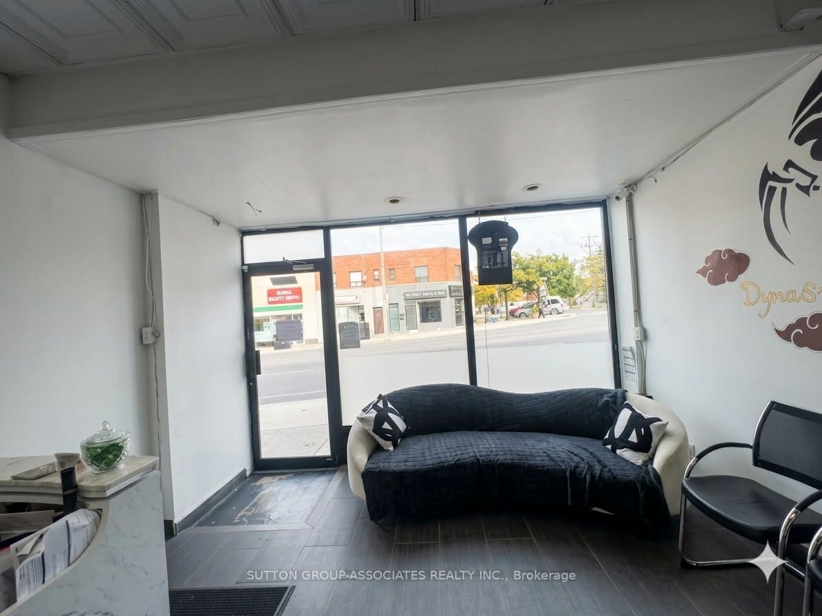 2595 Eglinton Avenue W