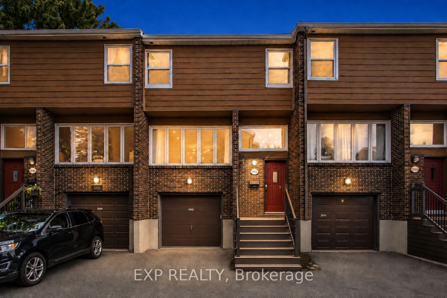 Photo 1 of 29 — 2092 Eric Crescent, Cyrville - Carson Grove - Pineview, ON K1B 4P4