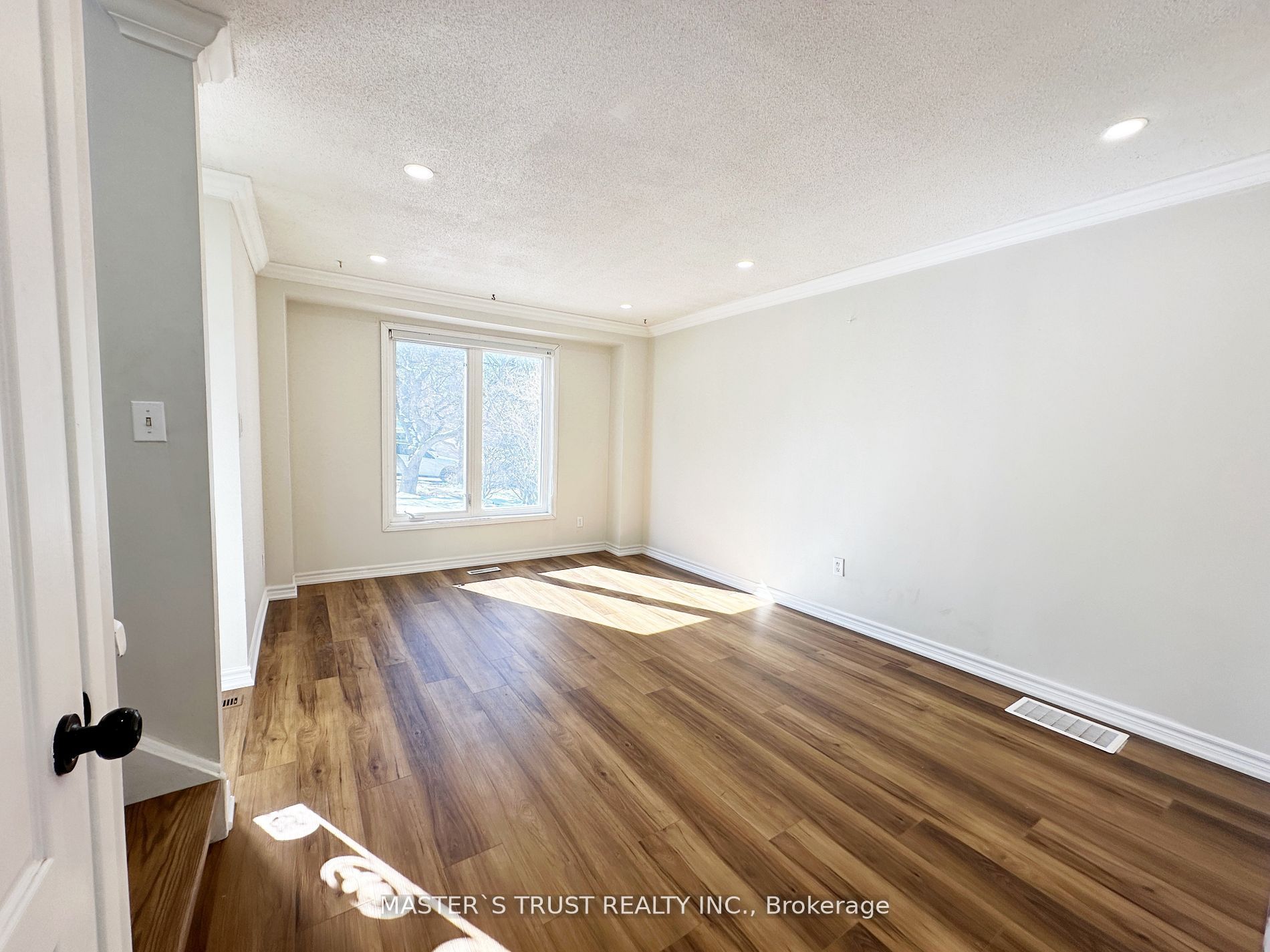 802 Greenfield Crescent