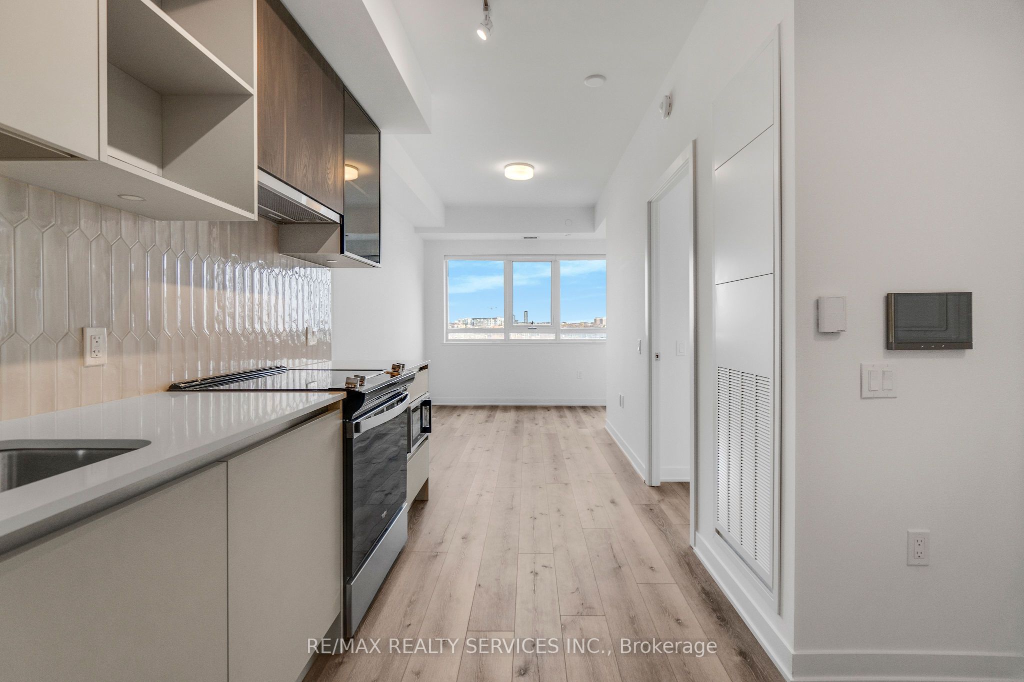 395 Dundas Street W 628