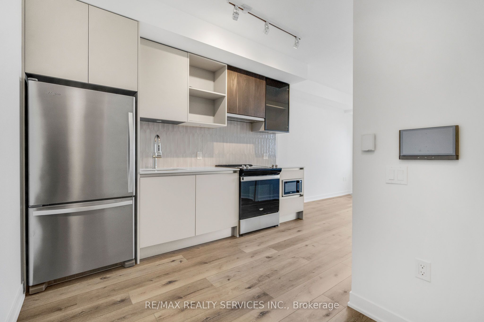 395 Dundas Street W 628