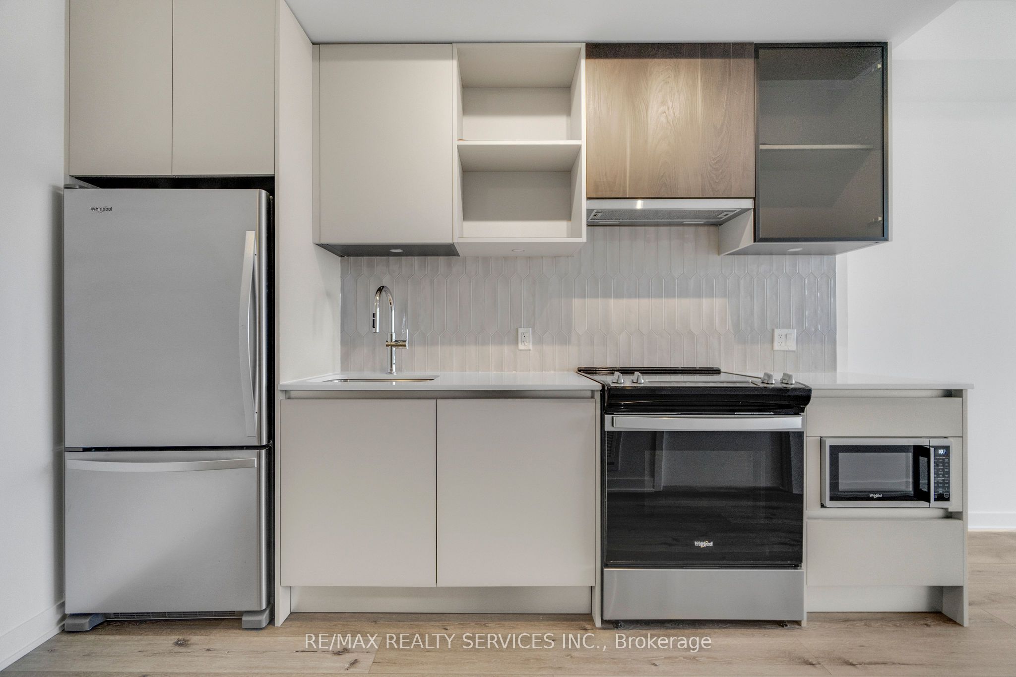 395 Dundas Street W 628