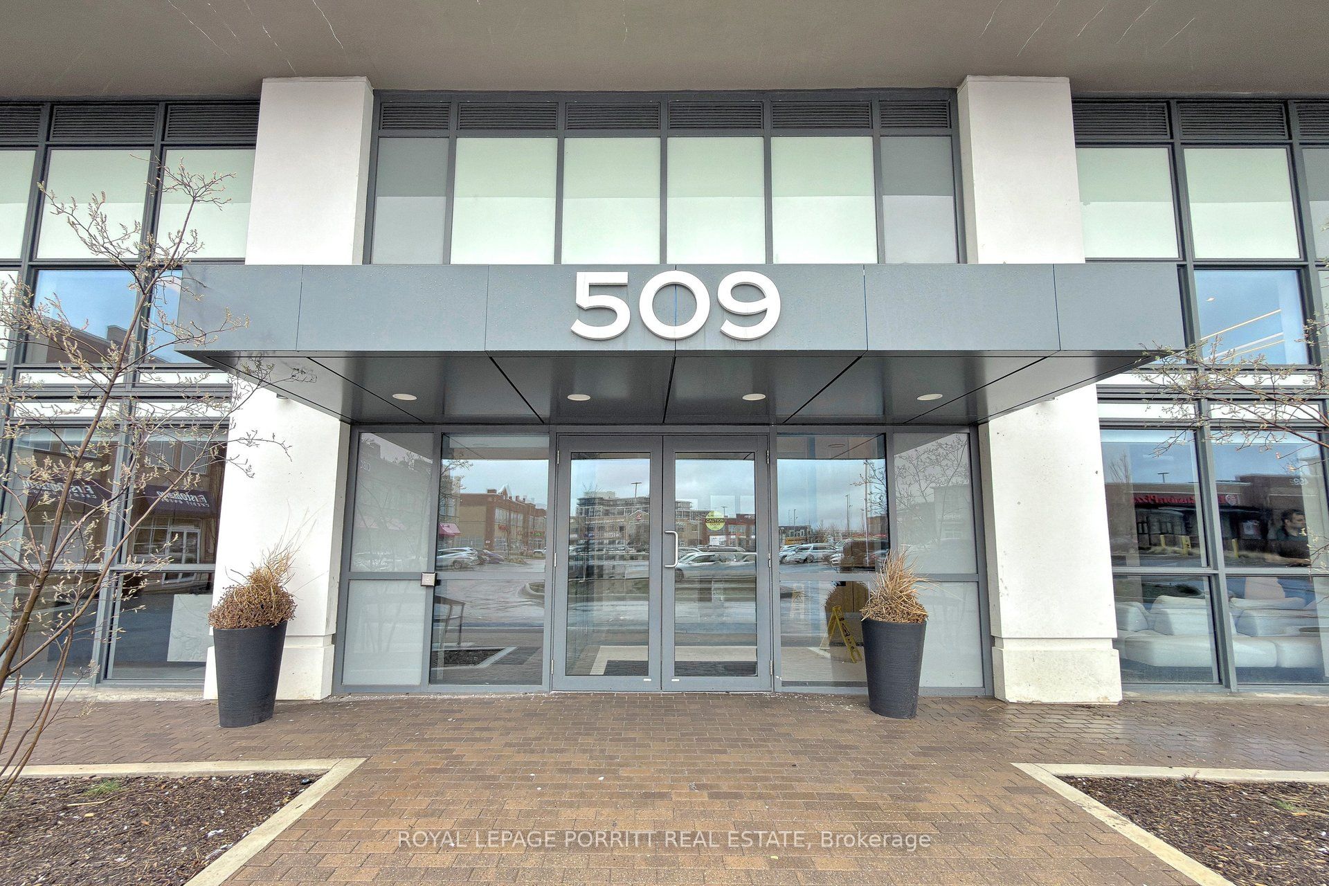 509 Dundas Street W 604
