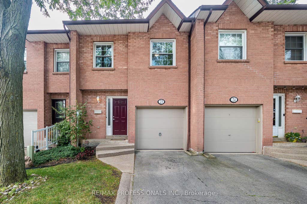 Photo of 2004 Glenada Crescent #23, Oakville, ON L6H 5P5 (MLS # W13652432)