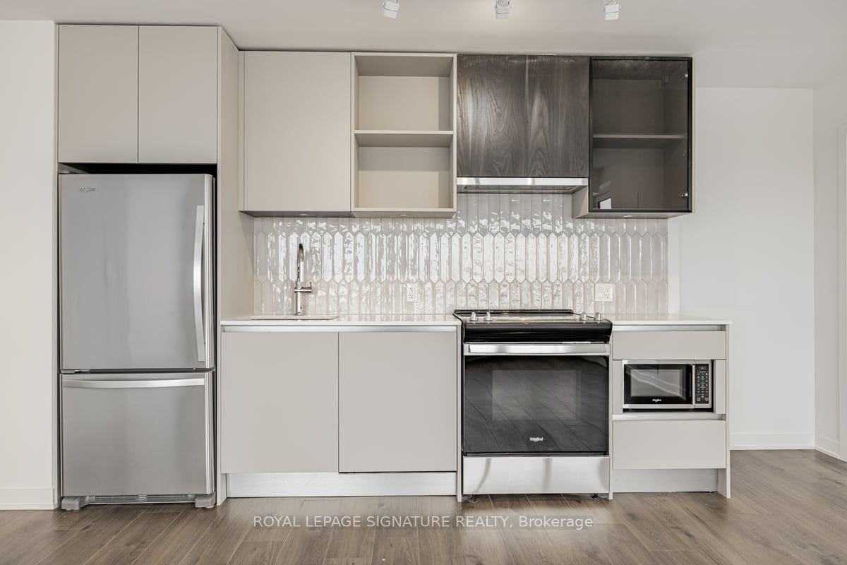 395 Dundas Street W 429