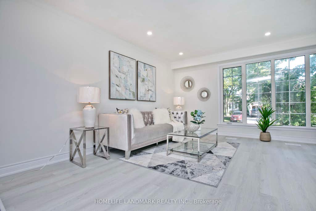 Photo of 517 Lynett Crescent, Richmond Hill, ON L4C 2V8 (MLS # N13428718)